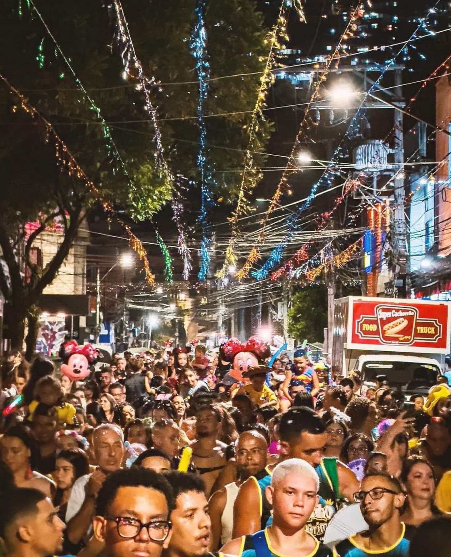 Foliões invadem as ruas de Angra - Divulgação/Reprodução rede social