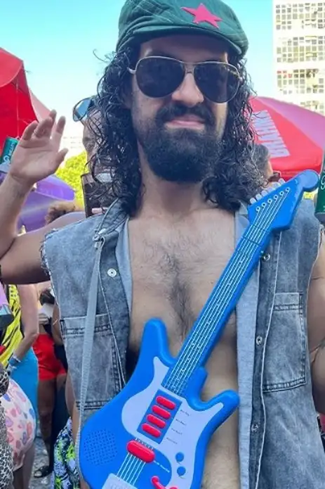 Foliões vão vestidos de Raul Seixas