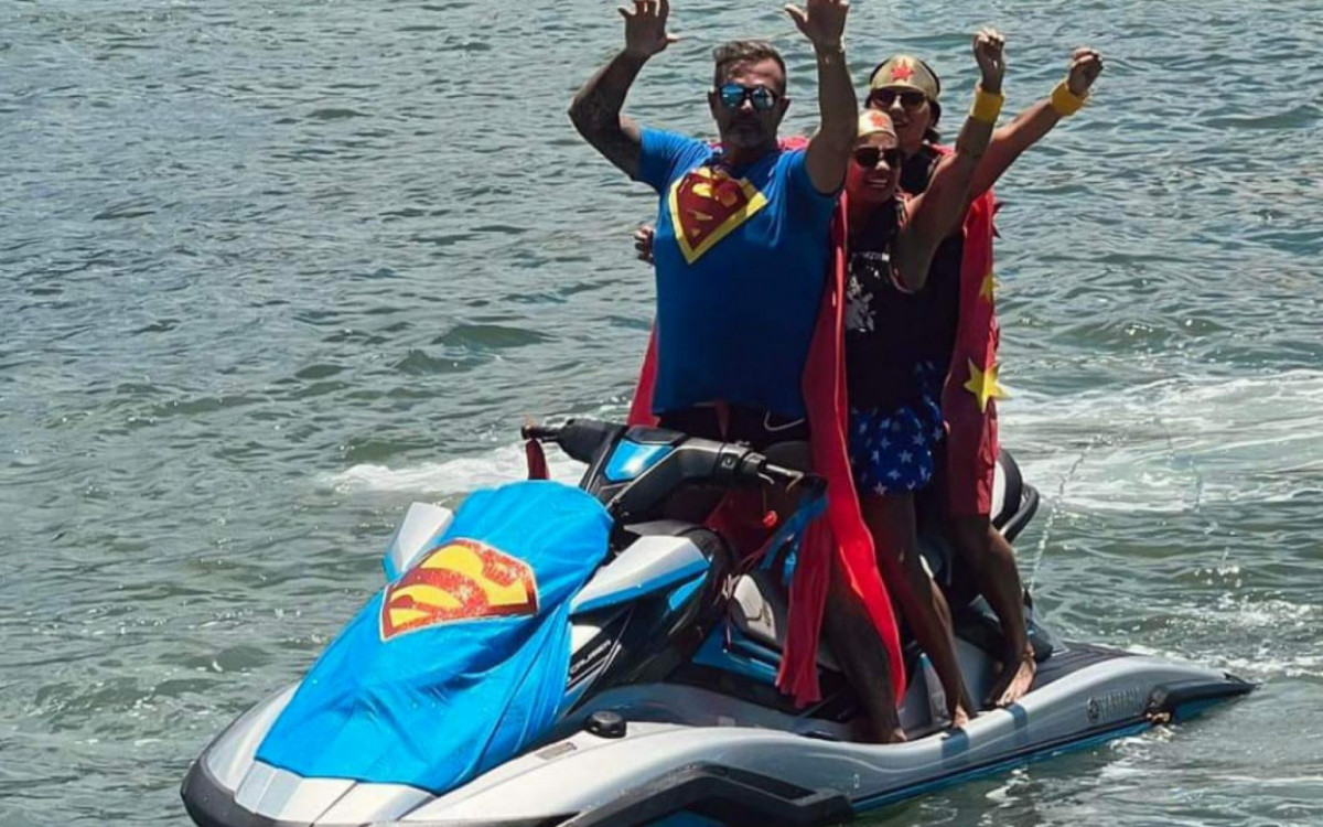 Super- Homem e Mulher Maravilha a bordo do Jet-Ski