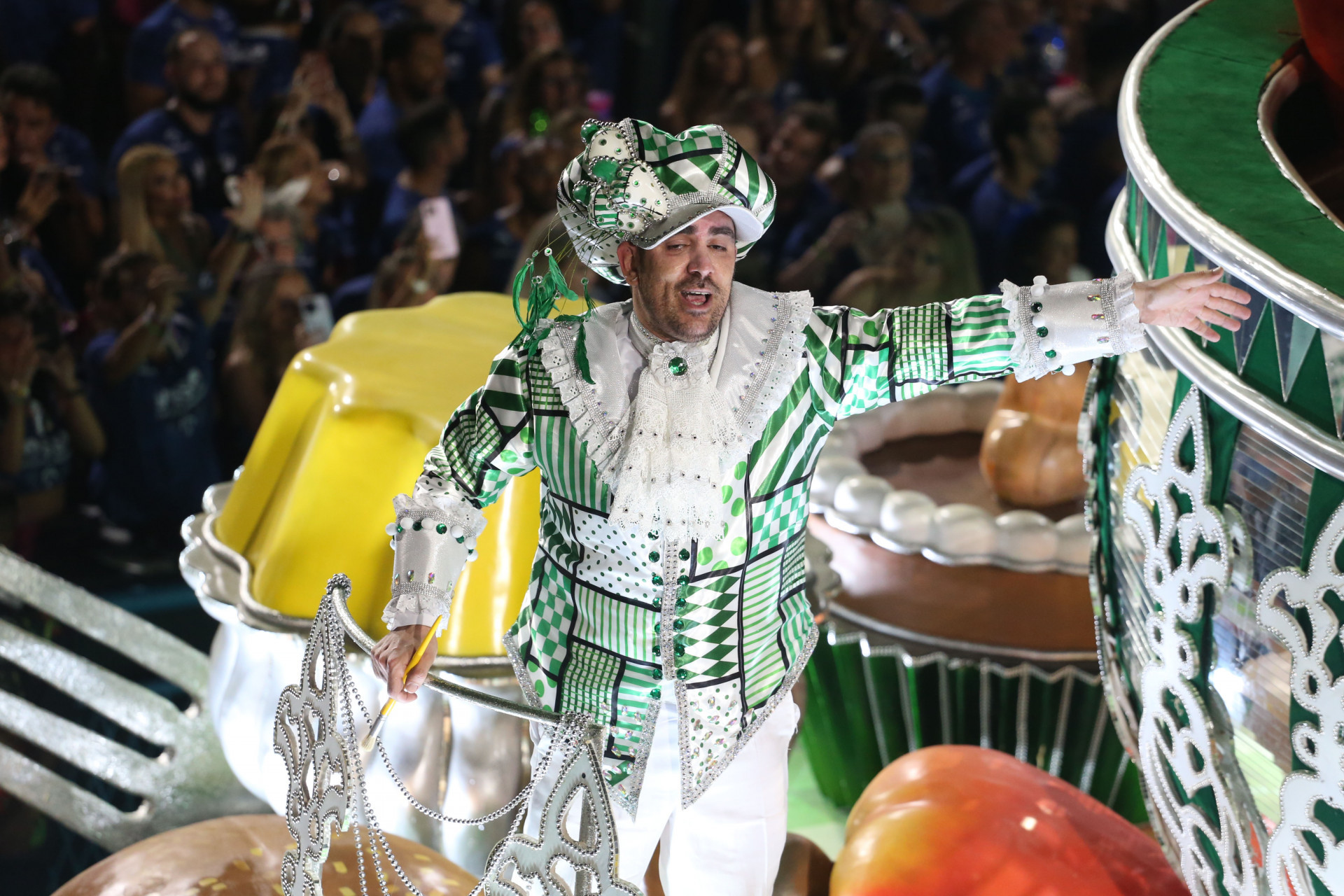 Marcelo Adnet, um dos autores do samba da Mocidade, desfilou em carro alegórico - Cleber Mendes / Agência O Dia