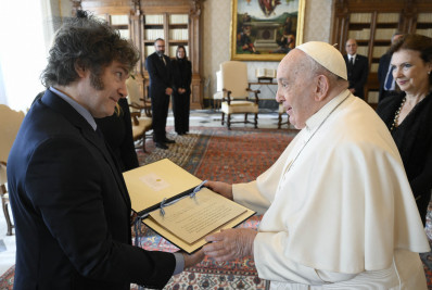 Papa recebe Milei para estreitar relações durante audiência