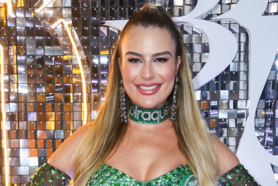 Fernanda Keulla aposta em vestido verde de pluma para curtir camarote na Sapucaí