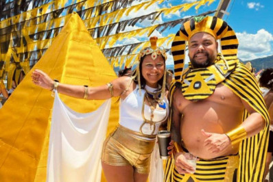 Folia no continente e no mar em Mangaratiba