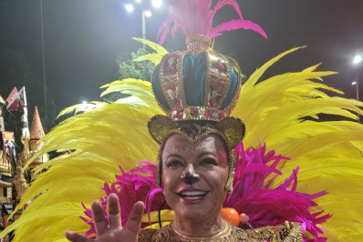 David Brazil se define como 'viado-onça' em desfile da Grande Rio