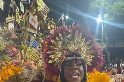 Cacau Protássio realiza sonho e desfila pela primeira vez como musa do Salgueiro