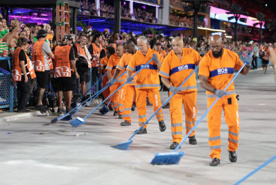 Comlurb remove mais de 79 toneladas de lixo do Sambódromo após desfiles do Grupo Especial