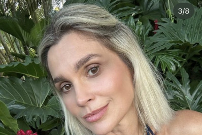 Flávia Alessandra compartilha registros de biquíni e garante elogios: 'Mulher mais bonita da TV'