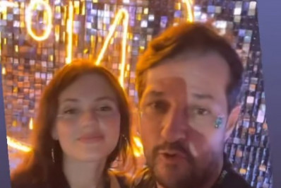 Marcelo Serrado curte camarote da Sapucaí na companhia da filha 