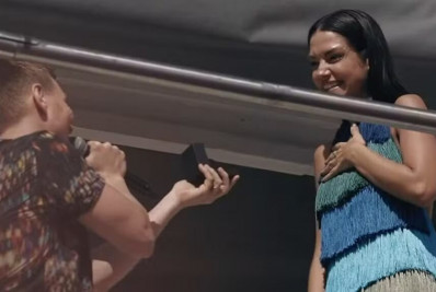 Michel Teló faz surpresa para Thaís Fersoza em trio elétrico: 'Casa comigo de novo?'