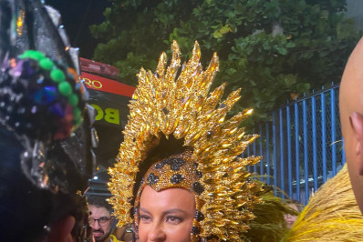 Com novo estilista, Paolla Oliveira desfila com energia de onça na Grande Rio