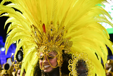 Rainha de bateria da Portela levou quatro horas para pintar o corpo