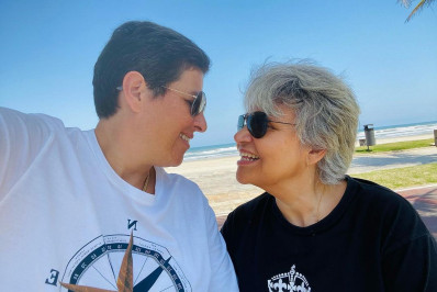 Claudia Rodrigues e namorada curtem Carnaval com viagem para praia