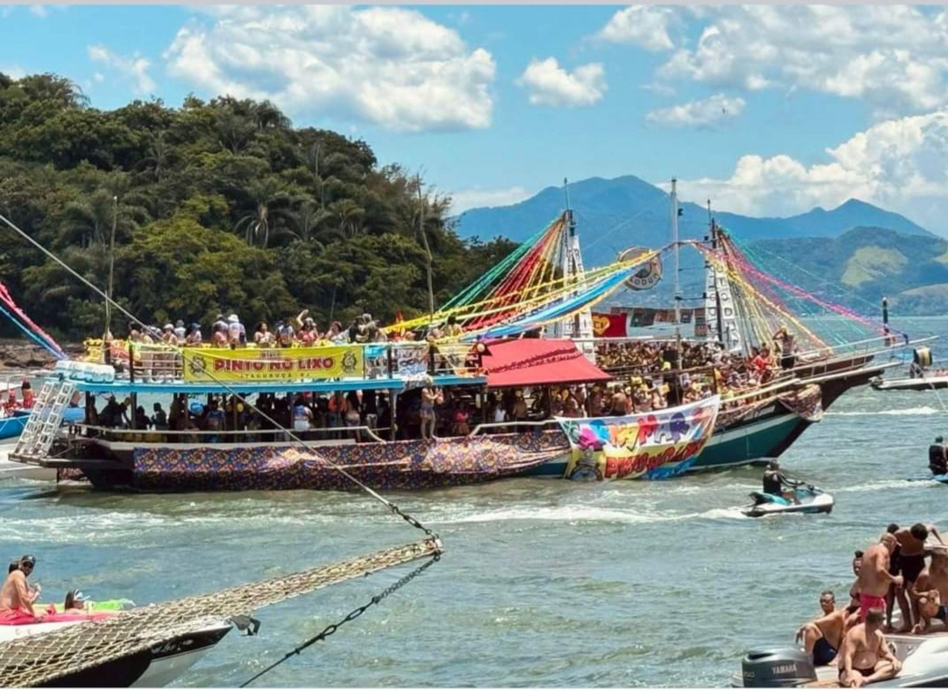 Embarcações coloriram o mar de Itacuruçá no Carnamar  - Divulgação/Prefeitura Municipal de Mangaratiba