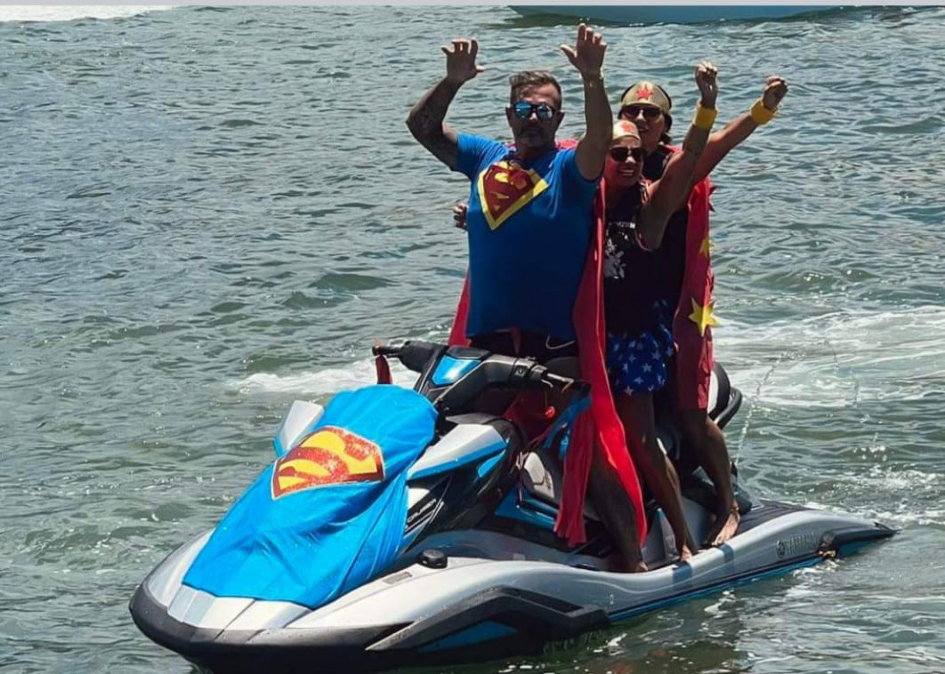 Super- Homem e Mulher Maravilha a bordo do Jet-Ski - Divulga&ccedil;&atilde;o/Prefeitura de Mangaratiba