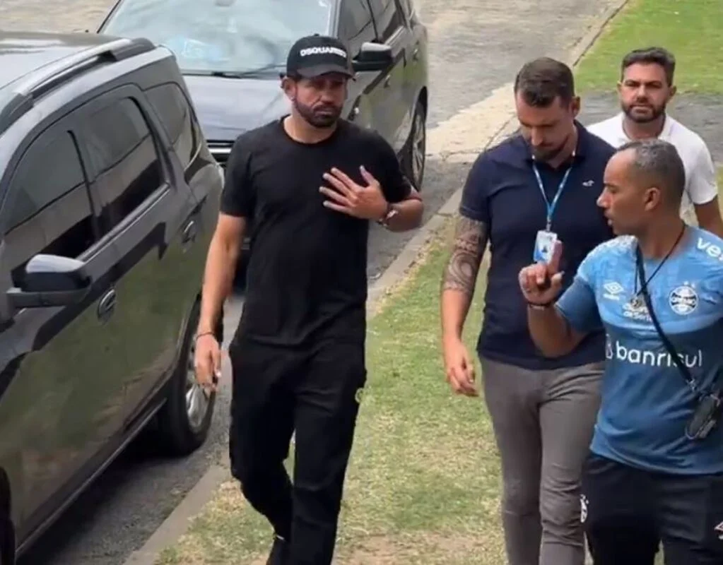 Diego Costa, reforço do Grêmio, desembarca em Porto Alegre