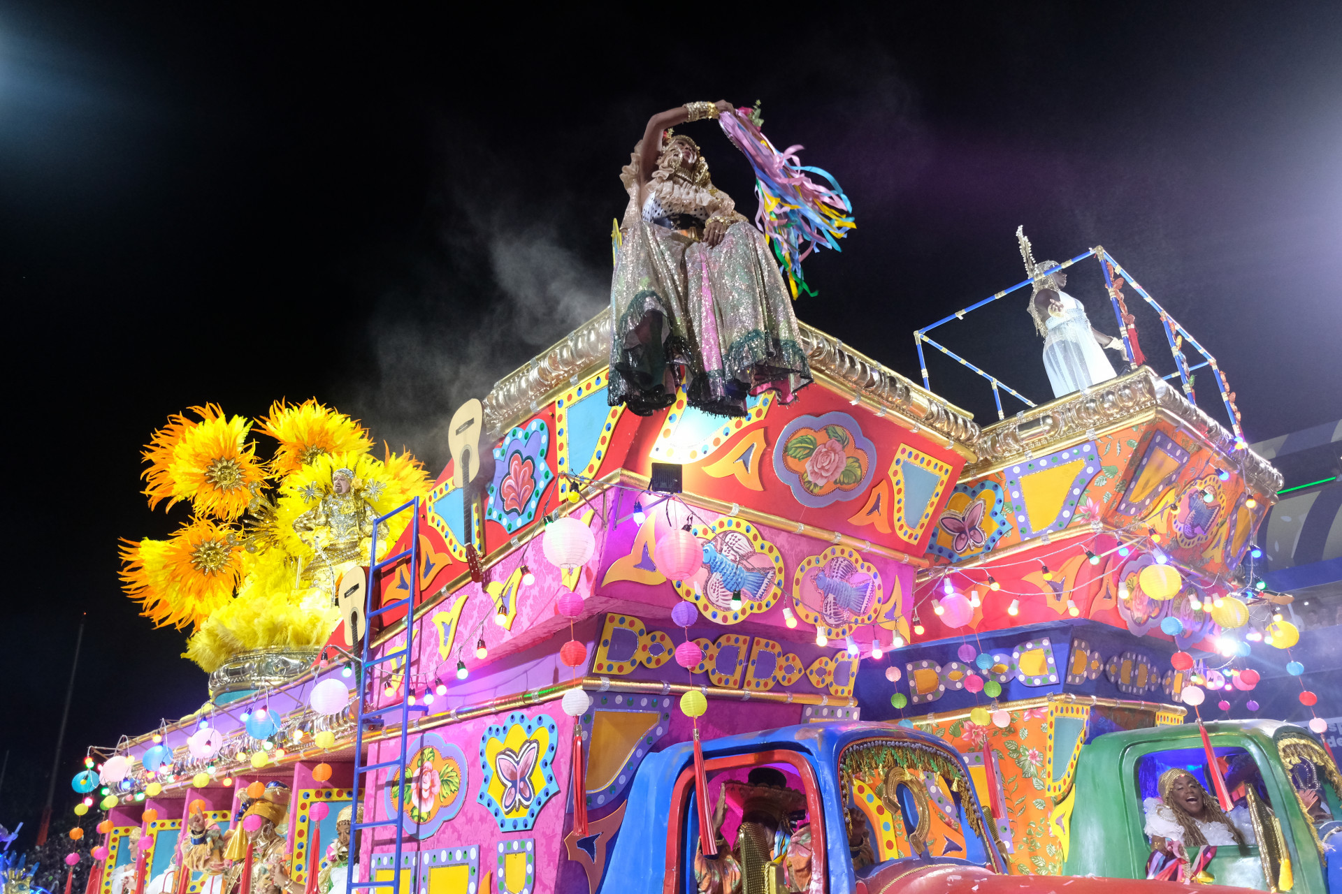 Imperatriz &eacute; forte candidata ao t&iacute;tulo; na imagem, alegoria que representou uma caravana cigana - Pedro Ivo / Ag&ecirc;ncia O Dia                                                                                                                                                                                                                        