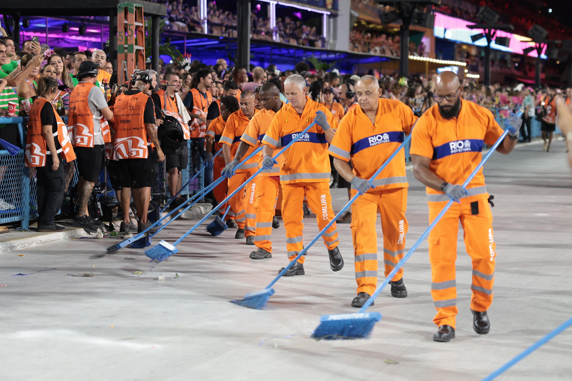 No Sambódromo, equipes da concessionária realizam a limpeza durante o evento - William Werneck/Divulgação Comlurb