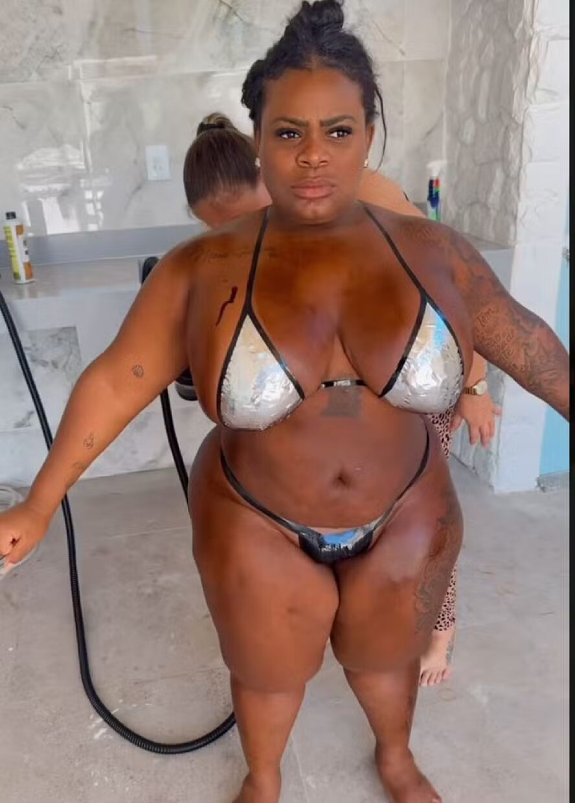 Jojo faz bronzeamento artificial para ser musa da Mocidade