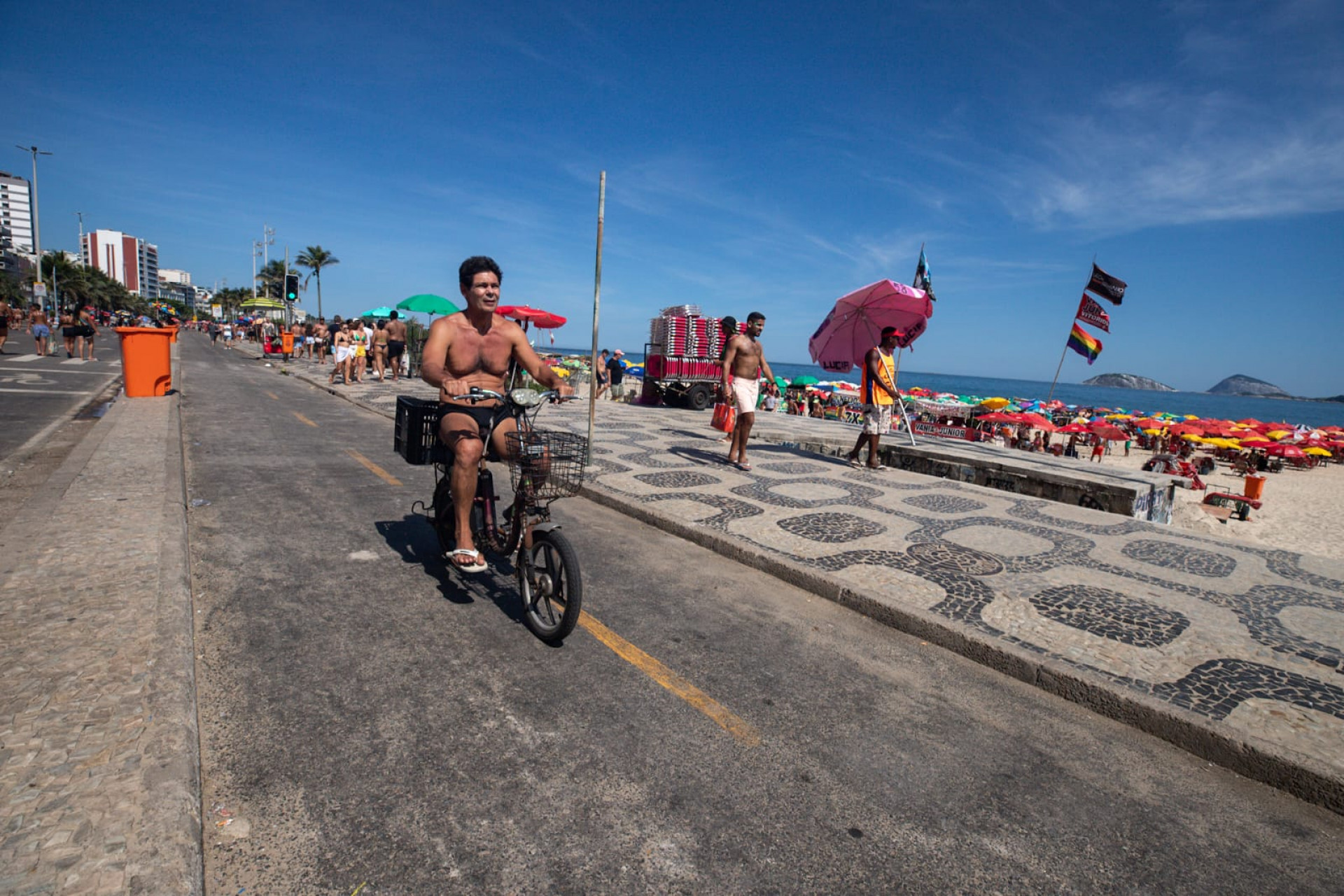 Ciclista aproveita a tarde na orla da praia na Zona Sul - Renan Areias/Agência O Dia