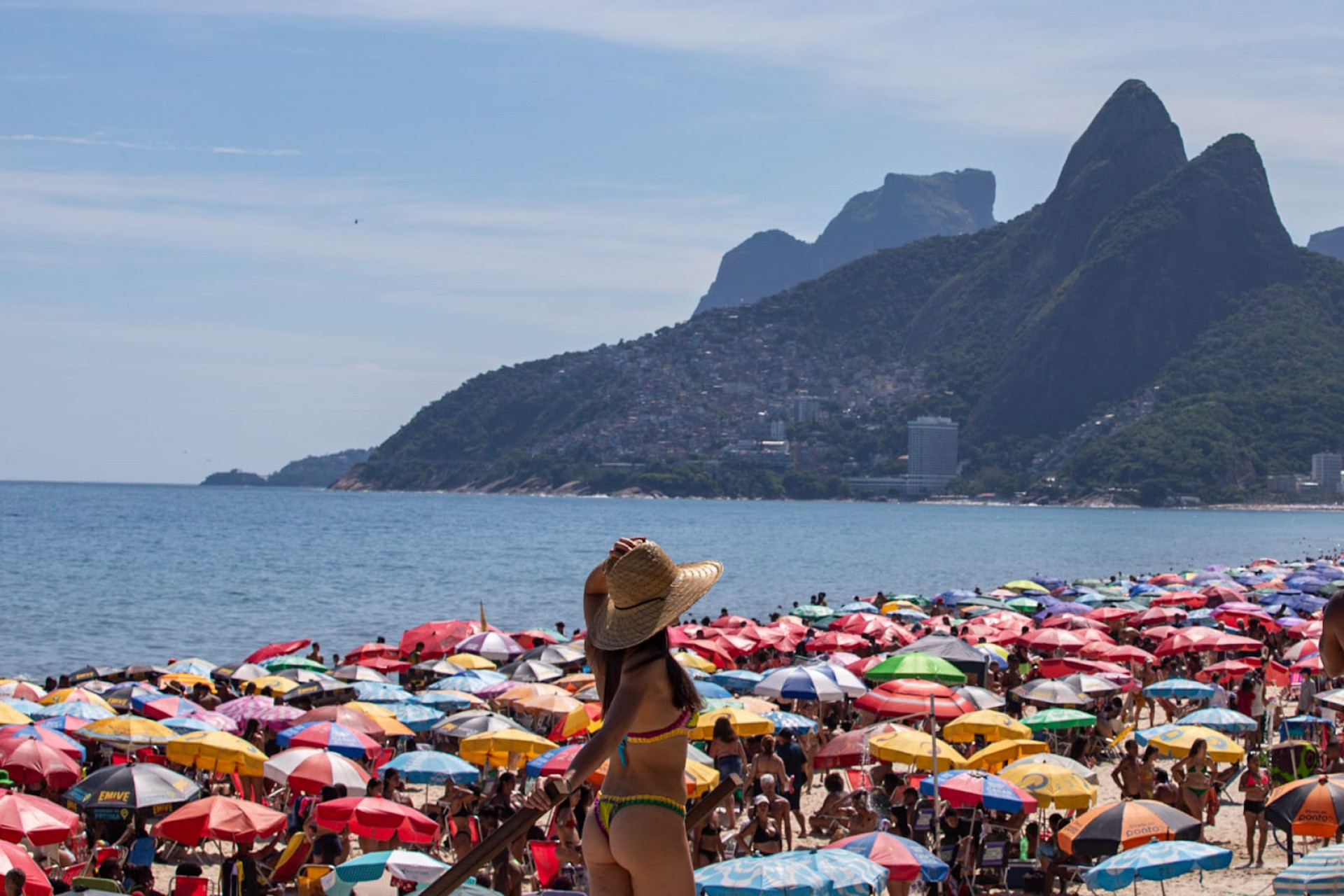 Cariocas vão a praia nesta segunda-feira (21), em Ipanema, na Zona Sul - Renan Areias/Agência O Dia