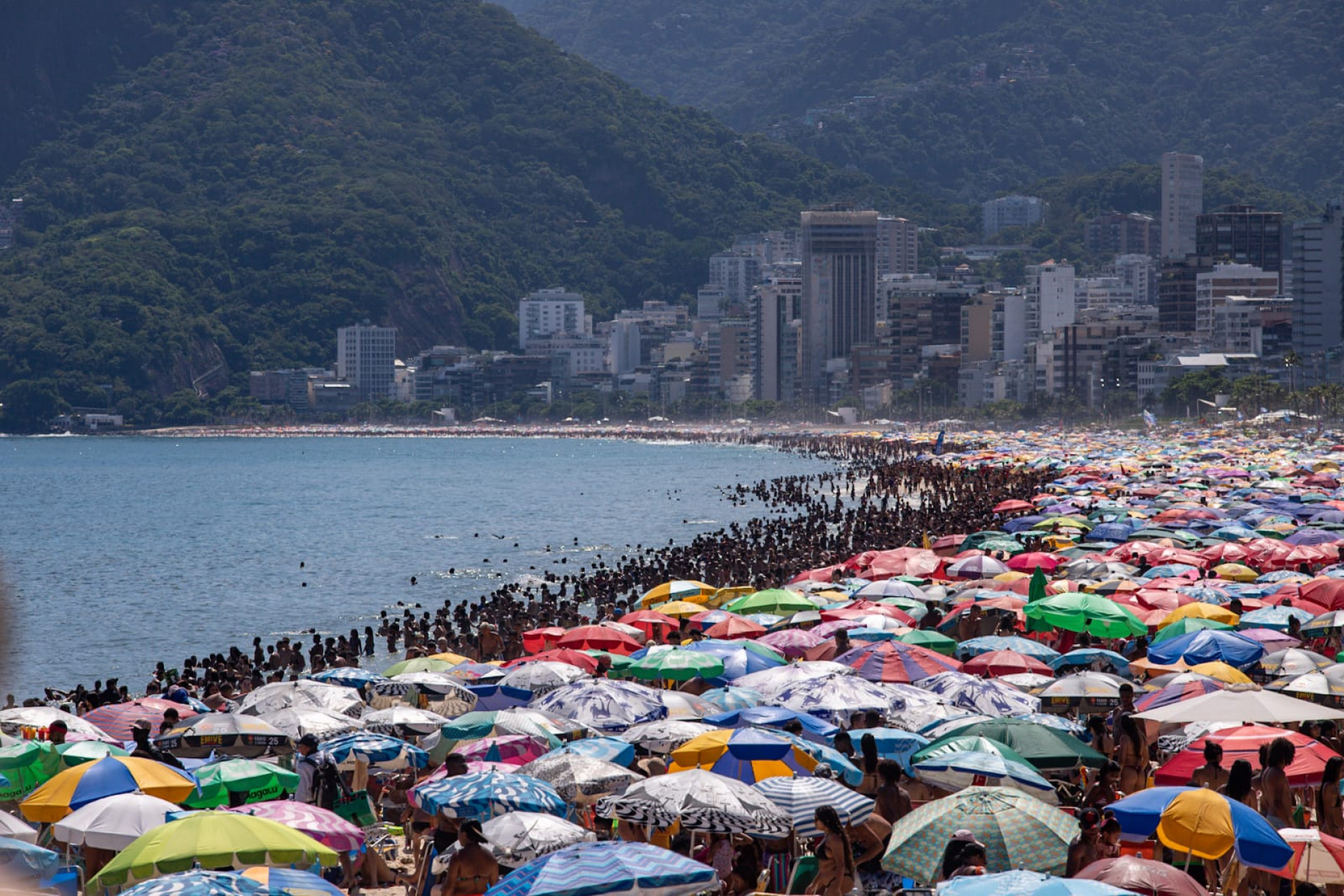 Rio tem segunda de Carnaval com praia cheia na Zona Sul - Renan Areias/Agência O Dia