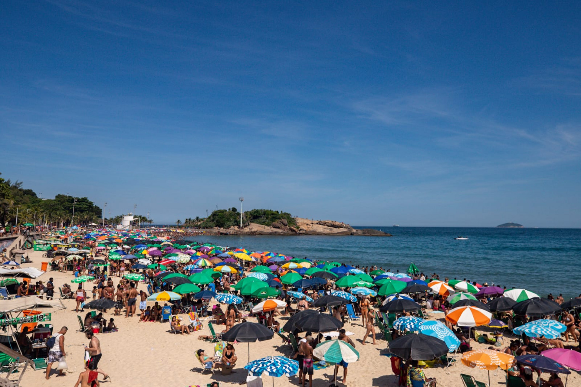 No início da tarde, os termômetros chegaram a registrar 39ºC - Renan Areias/Agência O Dia
