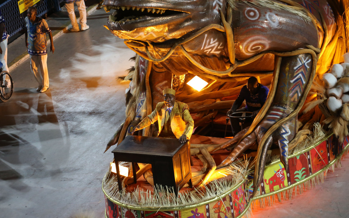 Desfile do Grupo Especial Carnaval 2024 - Desfile da G.R.E.S Portela, na Avenida Marquês de Sapucaí, no Centro do Rio de Janeiro, nesta segunda-feira (12).