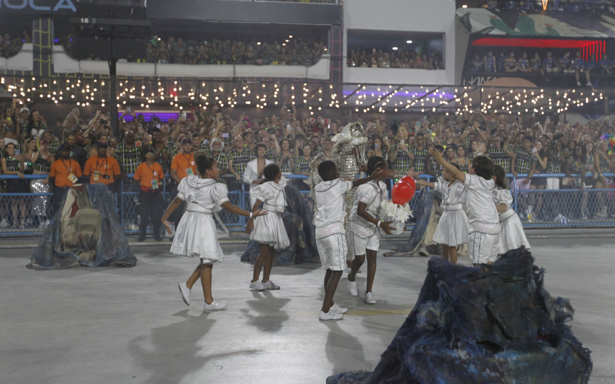 Desfile do Grupo Especial Carnaval 2024 - Desfile da G.R.E.S Unidos de Vila Isabel, na Avenida Marquês de Sapucaí, no Centro do Rio de Janeiro, nesta segunda-feira (12).