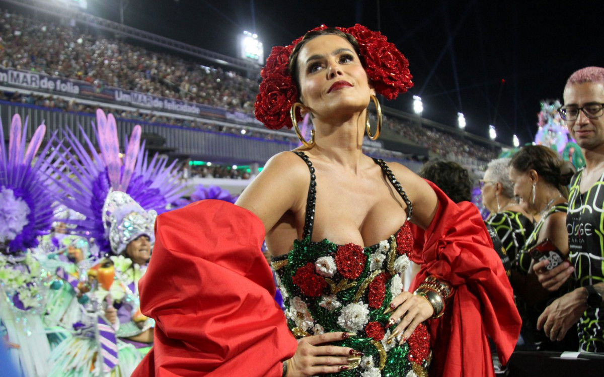 Deborah Secco usa look inspirado em Frida Kahlo -  