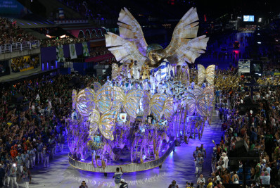Motorista de carro alegórico é pego no bafômetro da Lei Seca antes do Desfile das Campeãs