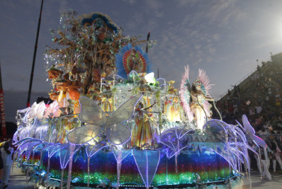 Quase perfeita, Viradouro encanta com enredo sobre culto ao vodum serpente e vira uma das favoritas