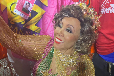 'Não é um samba qualquer', diz Alcione antes de subir no último carro da Mangueira