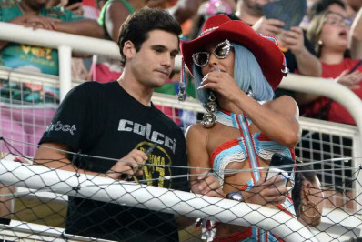 Tá rolando? Sabrina Sato e Nicolas Prattes curtem camarote juntinhos