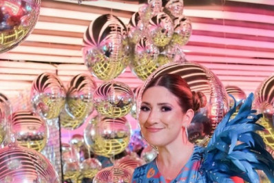 Dani Calabresa se diverte em camarote da Sapucaí e revela para quem vai sua torcida no 'BBB 24'