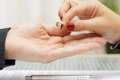 Juíza concede divórcio após morte de cônjuge