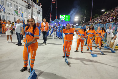 Quarta noite do Sambódromo tem mais de 600 atendimentos de saúde e remoção de 86 toneladas de lixo