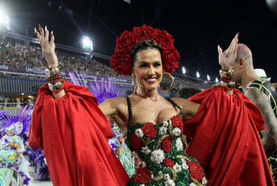 Deborah Secco aposta em look inspirado em Frida Kahlo no segundo dia de desfiles