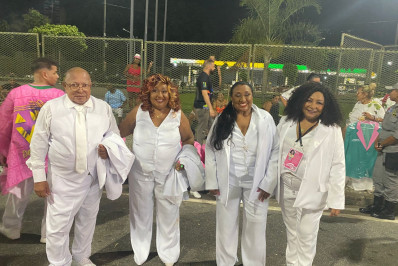 Irmãos de Alcione desfilam em carro abre-alas da Mangueira para homenagear cantora