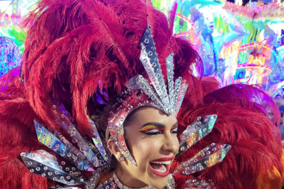 Lore Improta aposta em alegria em seu quinto desfile na Viradouro