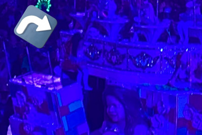 Mulheres ficam feridas após caírem do quinto e último carro da Mangueira