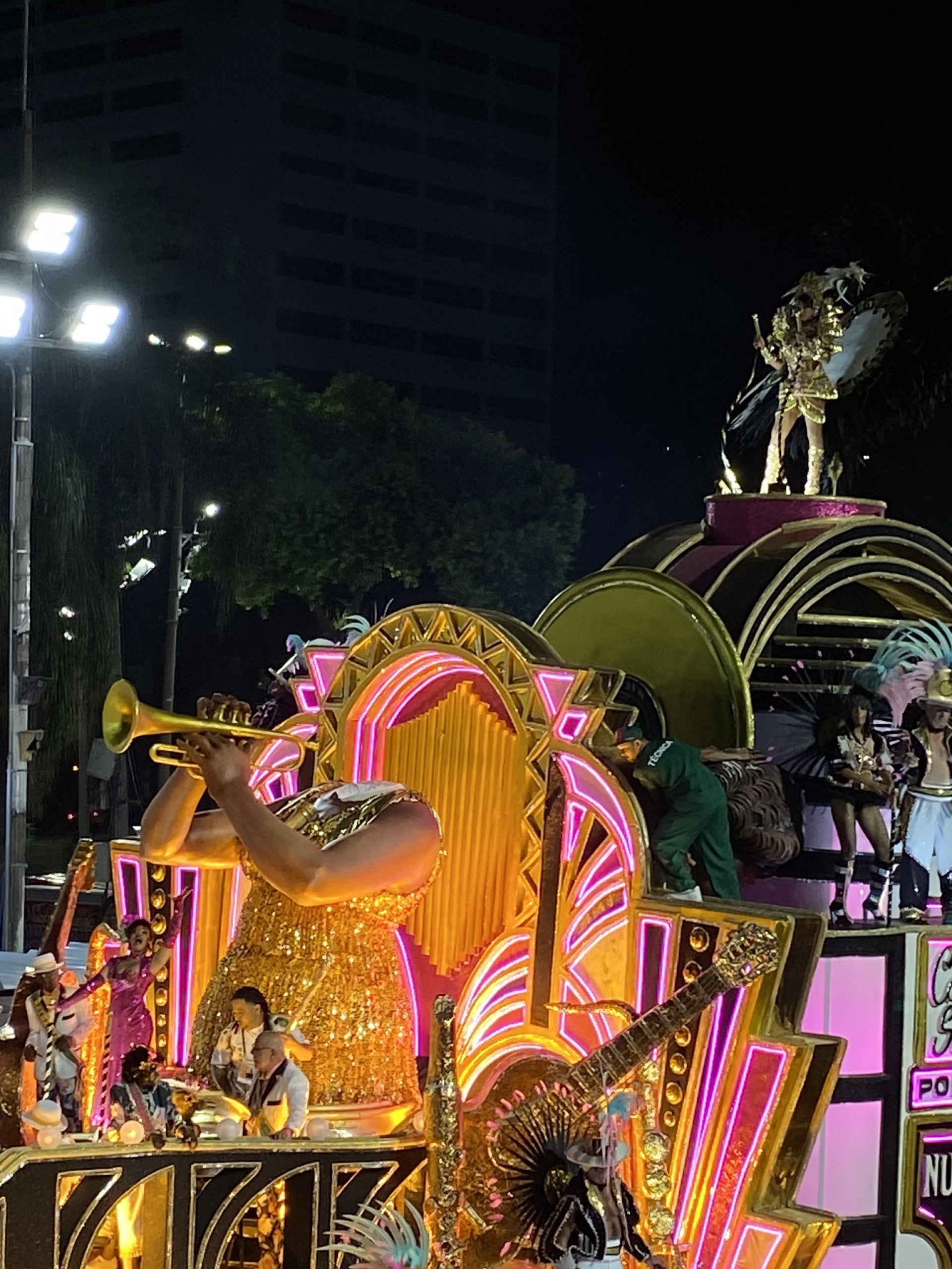 Cabeça de estrutura com Alcione quebra e é recolocada por componentes da Mangueira