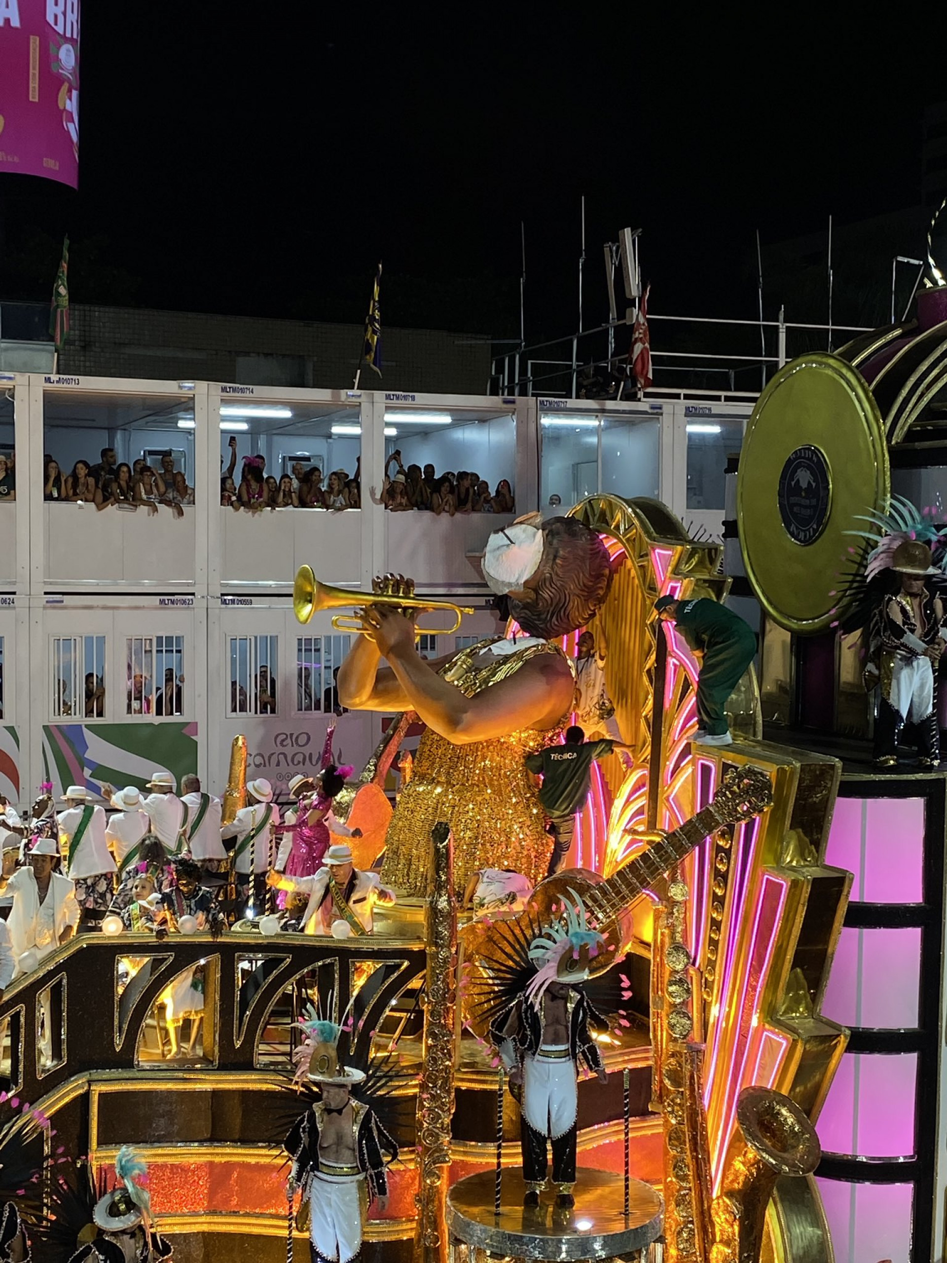 Cabeça de estrutura com Alcione quebra e é recolocada por componentes da Mangueira