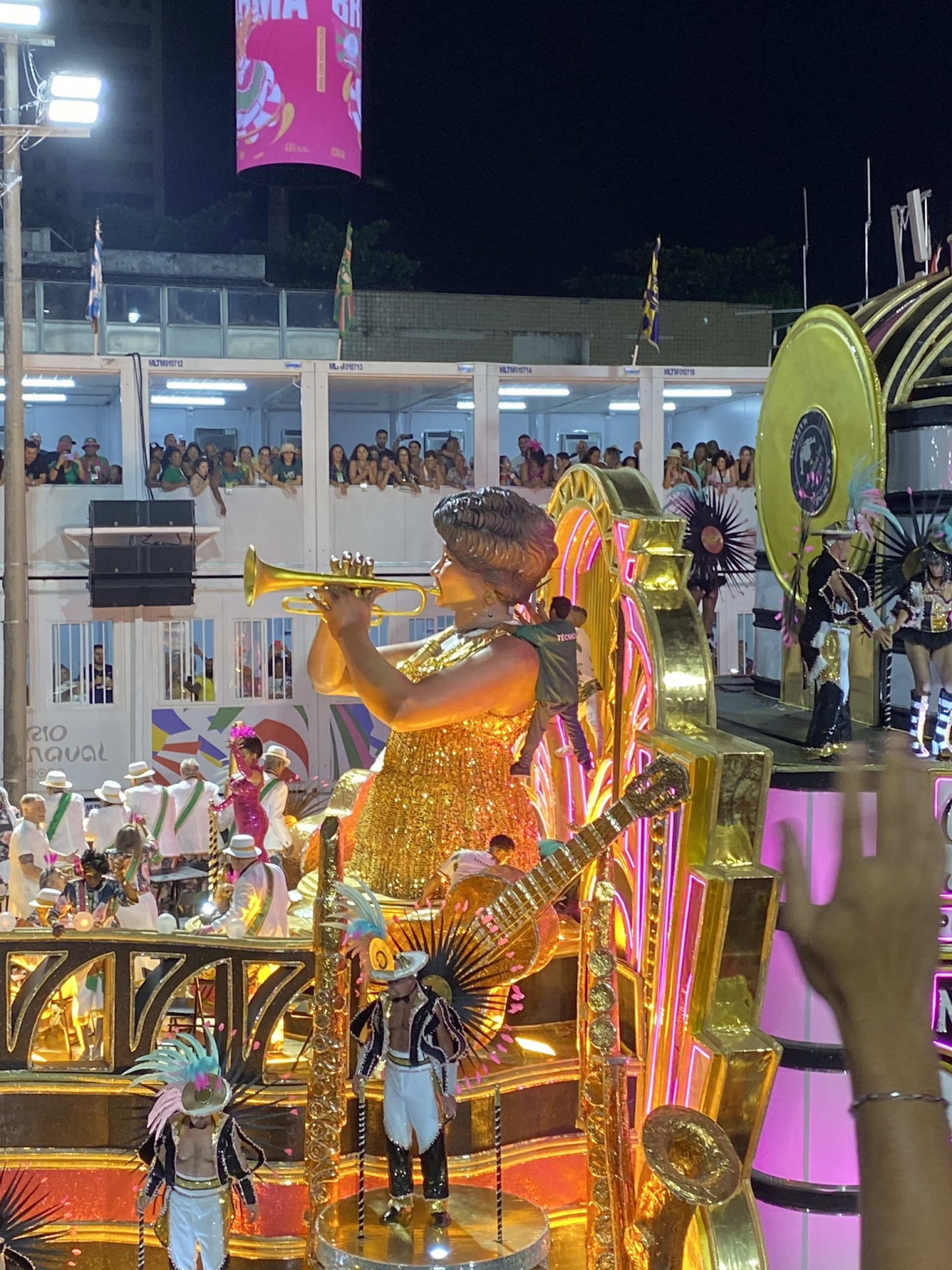 Cabeça de estrutura com Alcione quebra e é recolocada por componentes da Mangueira