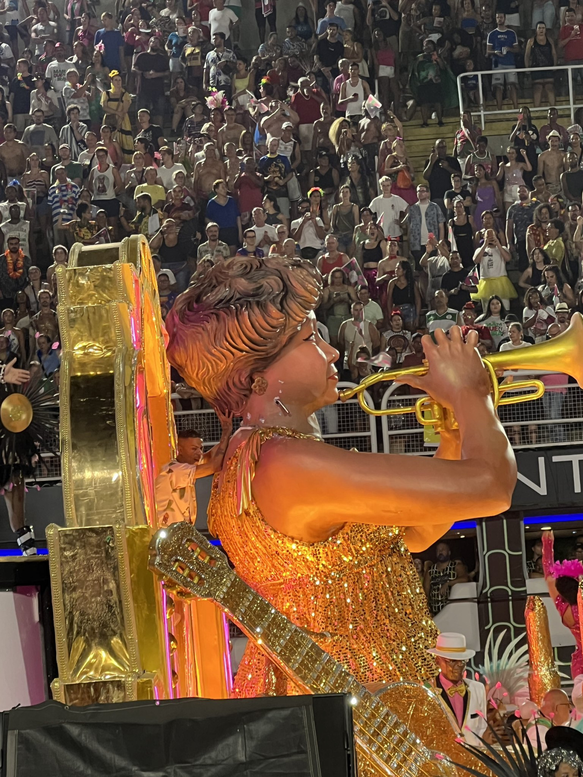 Cabeça de estrutura com Alcione quebra e é recolocada por componentes da Mangueira