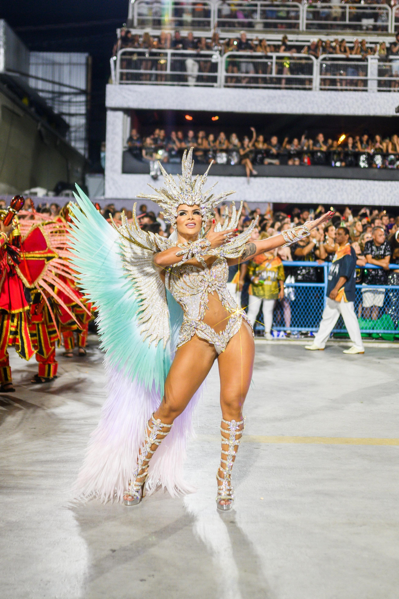 Juliana Souza, uma das musas da Vila Isabel, utilizando fantasia ecológica durante passagem pela Sapucaí - Adriano Reis / Palmer Assessoria de Comunicação 