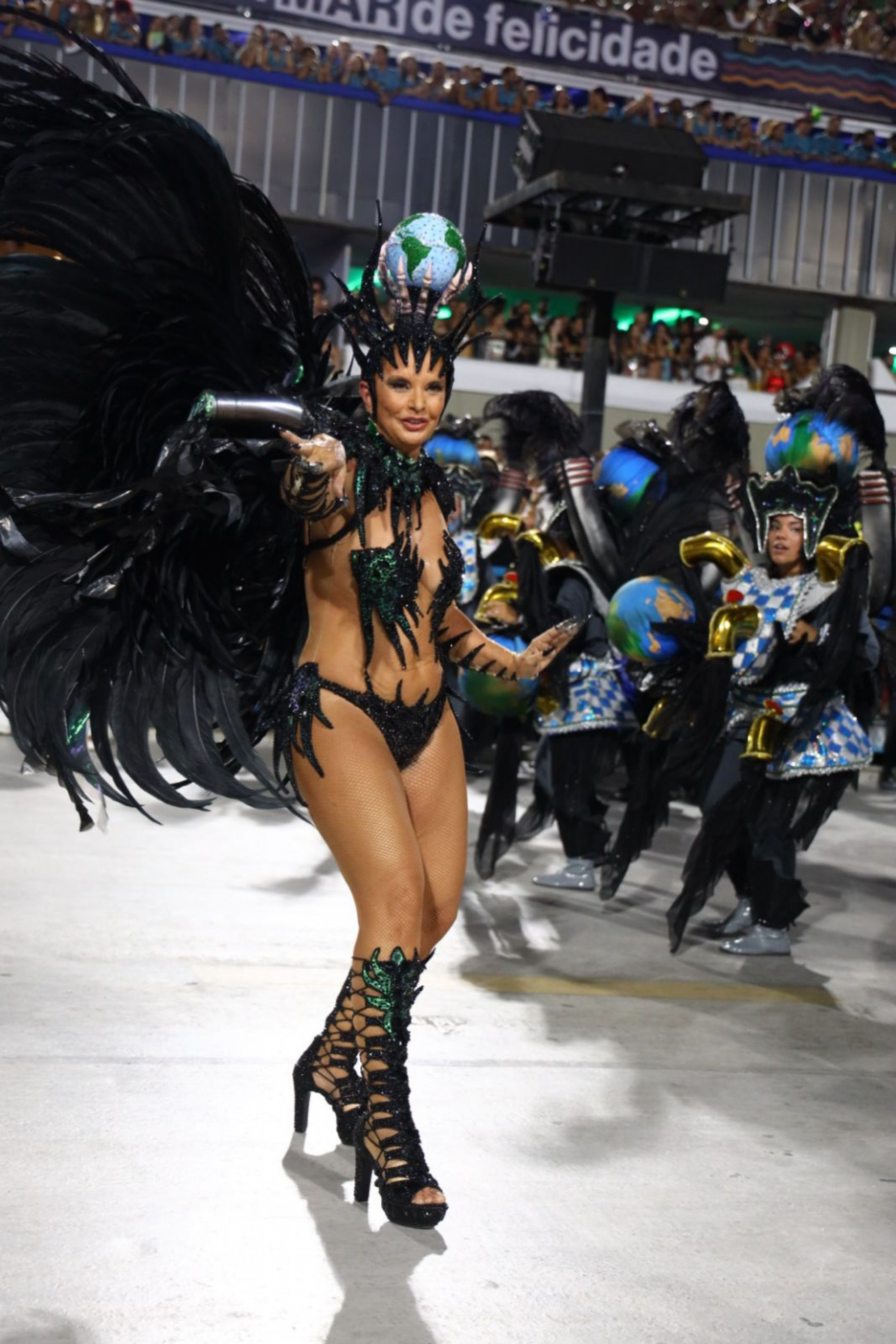 Paula Bergamin, a vovó musa da Vila Isabel, utiliza fantasia com 35 mil cristais ao comemorar 10 anos de Sapucaí - Léo Cordeiro