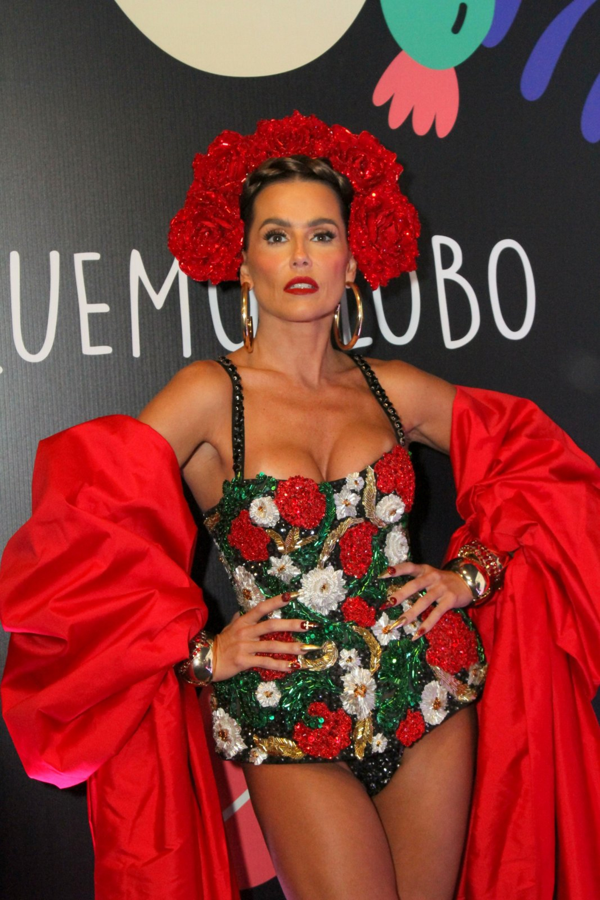 Deborah Secco usa look inspirado em Frida Kahlo -