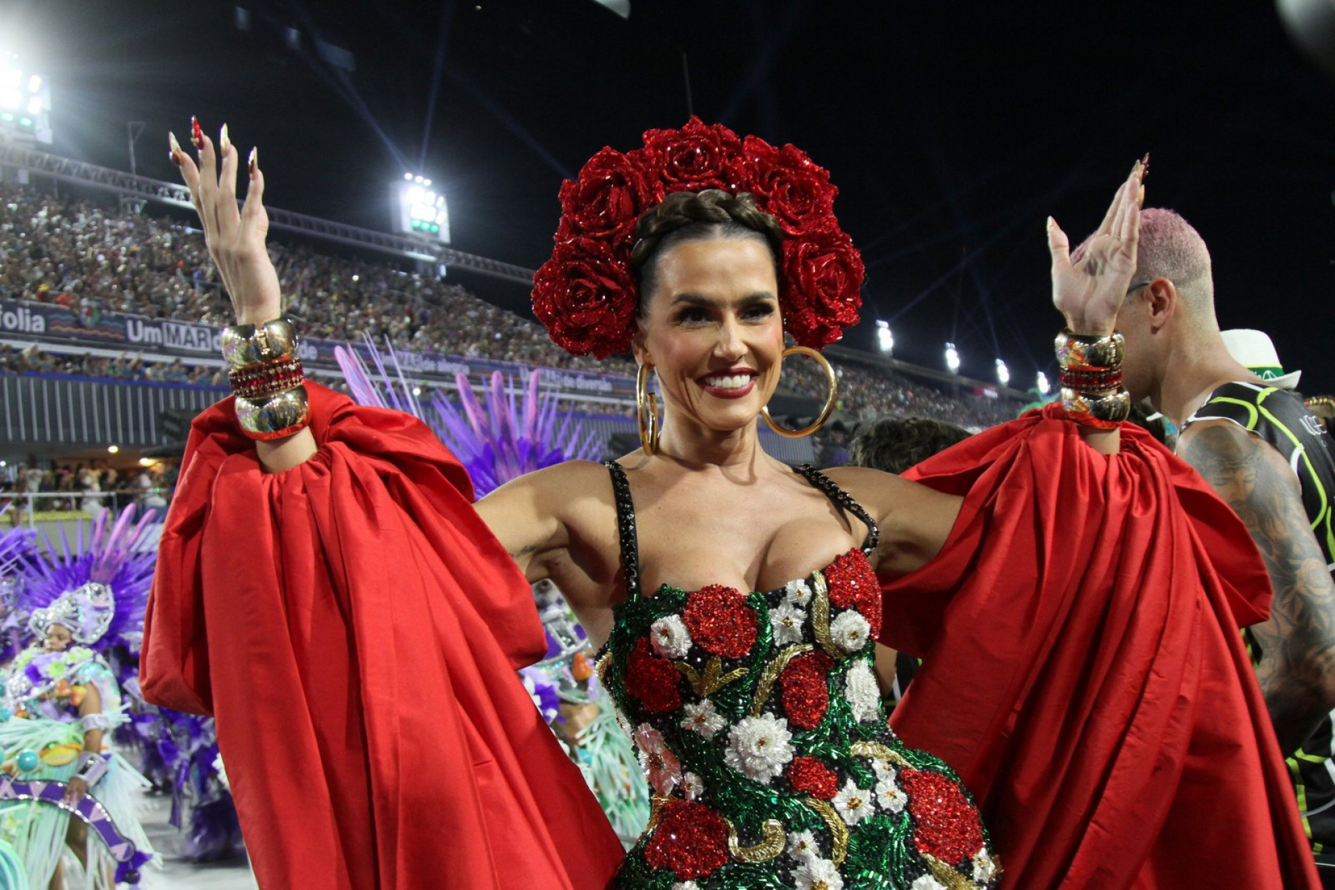 Deborah Secco usa look inspirado em Frida Kahlo -  