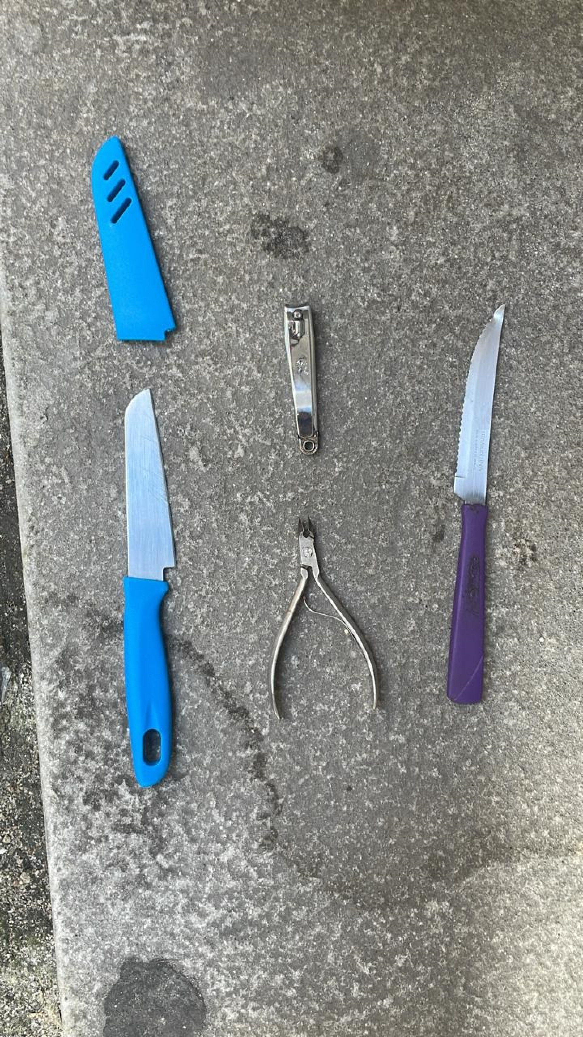 Polícia Militar apreende facas, tesouras, giletes e outros objetos perfurocortantes - Divulgação / @pmerj