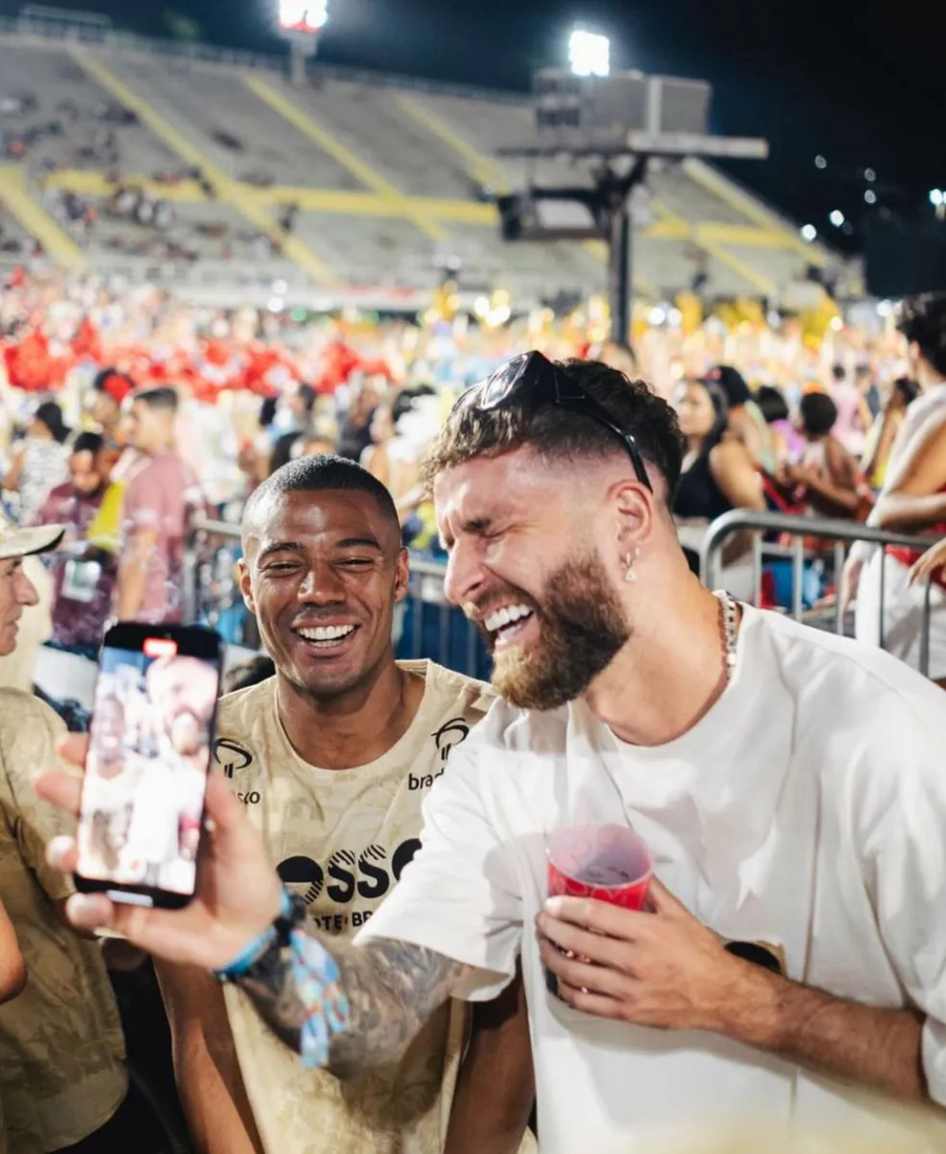 De La Cruz e Léo Pereira, jogadores do Flamengo, curtem Carnaval na Sapucaí